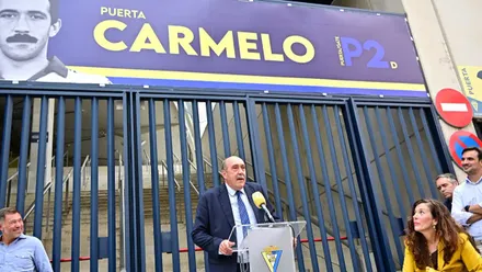 Carmelo Navarro no pudo evitar emocionarse durante la intervención tras descubrir su nombre en una puerta.