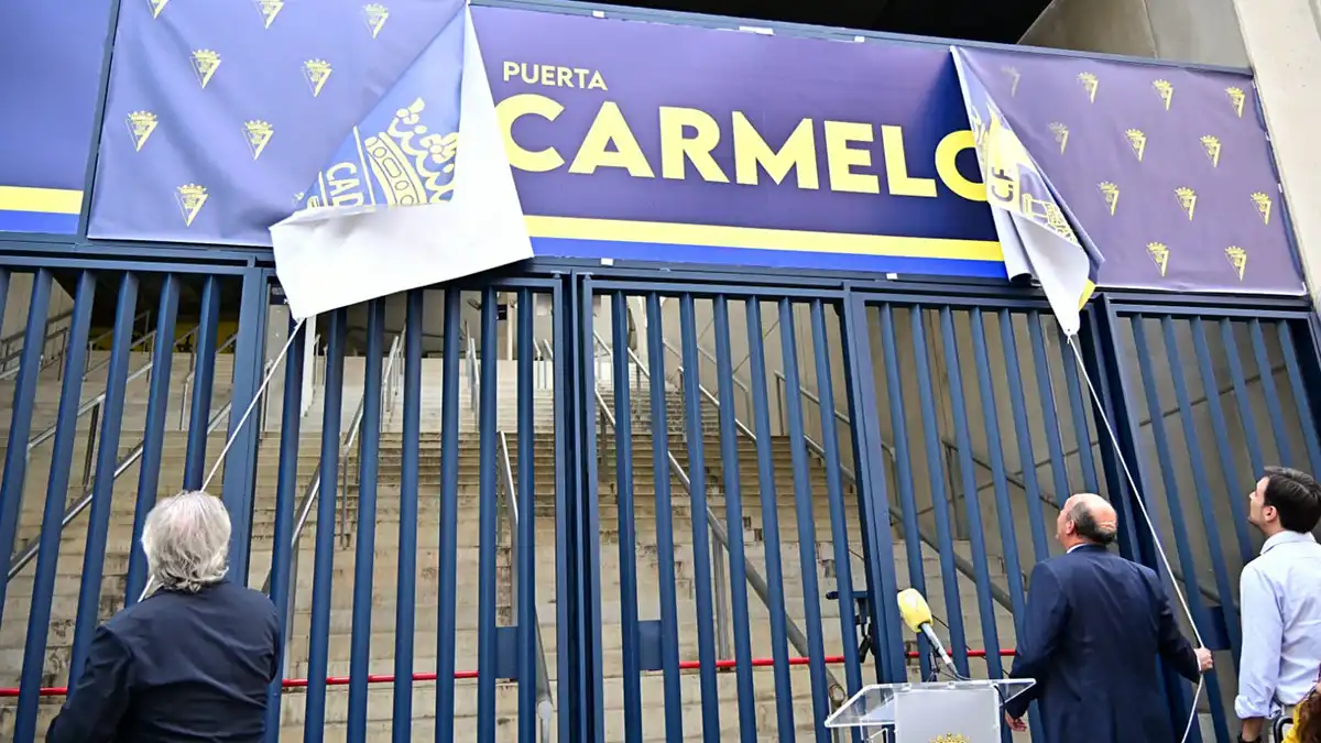 Carmelo Navarro y el presidente del Cádiz, Manuel Vizca-ino, descubren el nombre de la puerta.