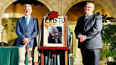 El alcalde de Rota y el autor del cartel junto al mismo.