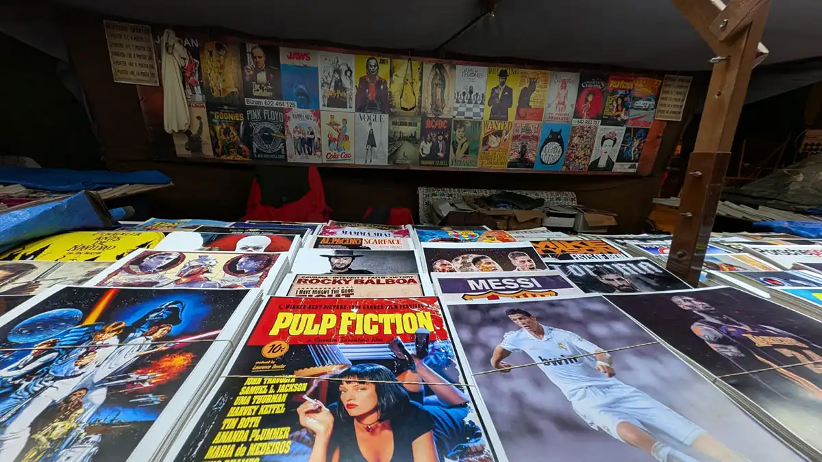 Carteles y pósters a la venta en uno de los puestos del Mercdo Romano.