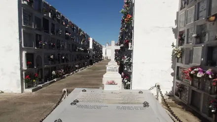 Calle con nichos en el cementerio de Chiclana.