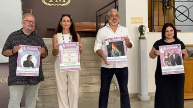 Susana Rivas (extremo a la derecha) sosteniendo el cartel del evento junto a los organizadores.