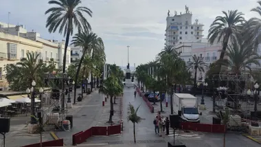 Cielos con algunas nubes en este caluroso 18 de septiembre en la Plaza de San Juan de Dios que se prepara para el Cádiz ROmana. Foto: Eulogio García.