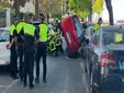 Susto en Bahía Blanca al volcar un coche tras un choque