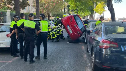 Susto en Bahía Blanca al volcar un coche tras un choque
