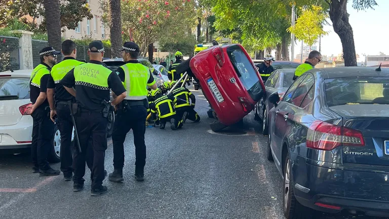 Susto en Bahía Blanca al volcar un coche tras un choque