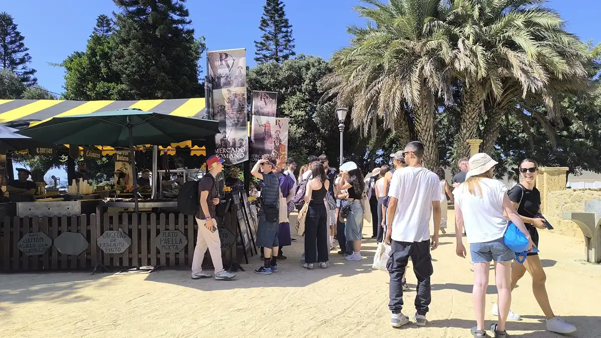 Un grupo de estudiantes lee el menú de uno de los restaurantes del Mercado Romano. 