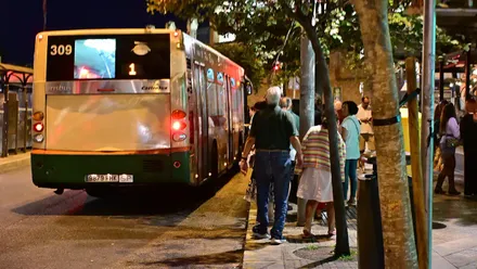 Colas el pasado fin de semana en una de las paradas del autobús urbano de Cádiz.