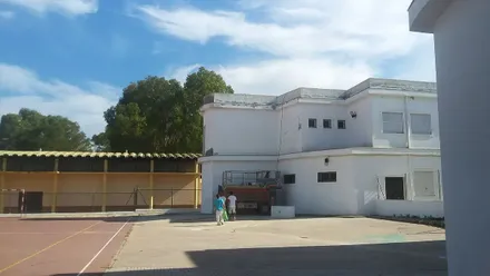 Colegio encalado en blanco en Chiclana.