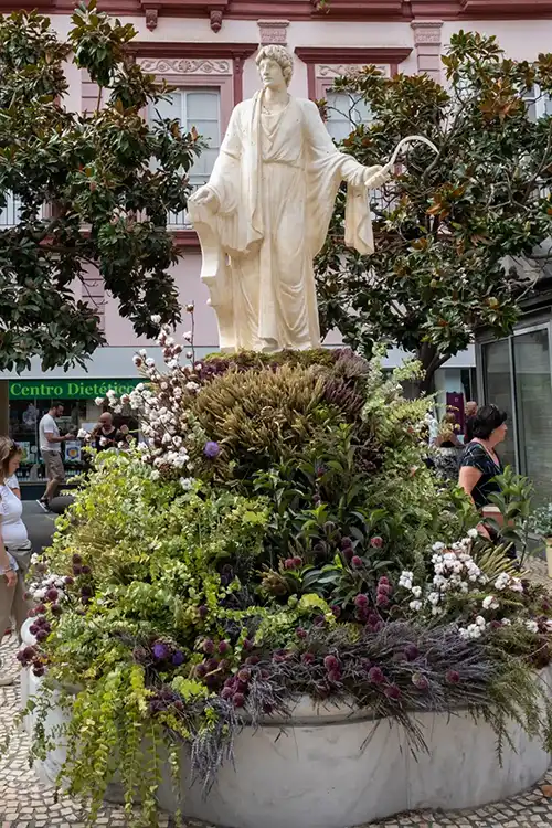 Más olvidos del Ayuntamiento en Cádiz Romana: la estatua de Columela deteriorada en el Parque Genovés