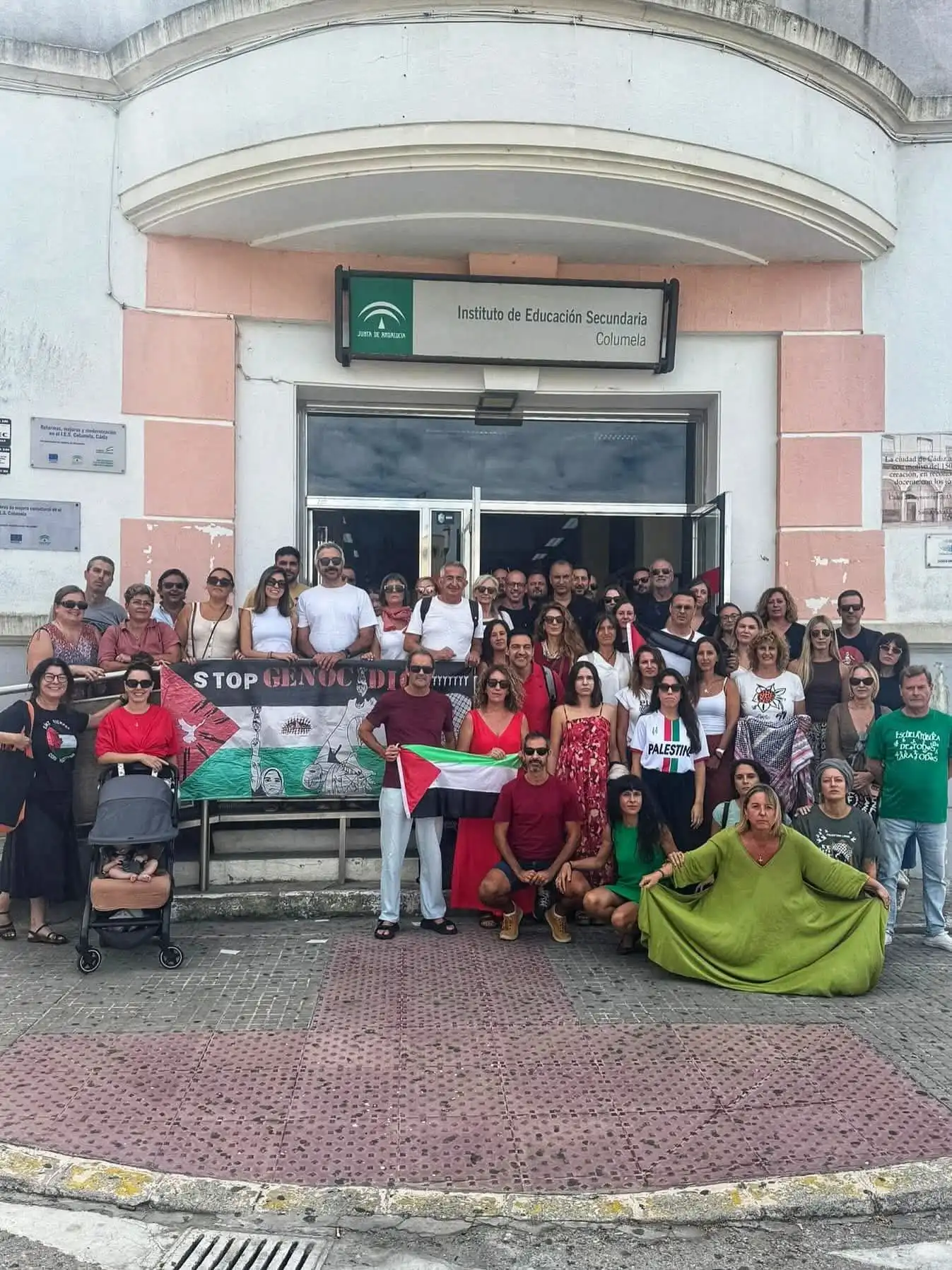 El IES Columela responde con un mural de Palestina en su fachada tras las amenazas y la orden de retirar las banderas