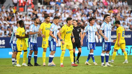 Concentracion de la defensa del Cádiz CF ante el Málaga Cf antes del saque de una falta.