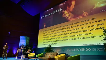 La bióloga y divulgadora abrió el foro en Cádiz con una intervención que enlazó ciencia, ética y emoción, reivindicando la vigencia de las ideas de su padre, pionero mundial en sostenibilidad y divulgación ambiental, y vinculándolas con el presente de la economía azul.