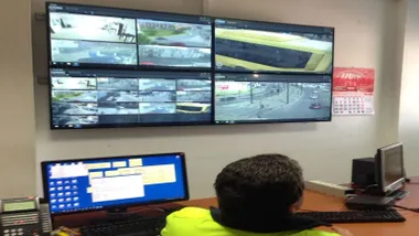 Pantallas con tráfico en Chiclana bajo la observación de un policía local.