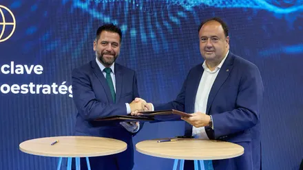 El rector de la Universidad de Cádiz y el delegado de la Zona Franca de Cádiz se estrechan la mano tras firmar el convenio de colaboración que asegura la celebración del Blue Zone Forum-Innovazul hasta 2029. Ambos posan sonrientes frente a un fondo institucional azul con logotipos oficiales.