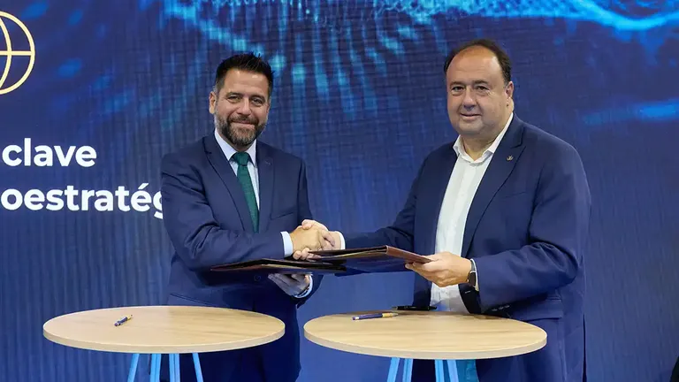 El rector de la Universidad de Cádiz y el delegado de la Zona Franca de Cádiz se estrechan la mano tras firmar el convenio de colaboración que asegura la celebración del Blue Zone Forum-Innovazul hasta 2029. Ambos posan sonrientes frente a un fondo institucional azul con logotipos oficiales.