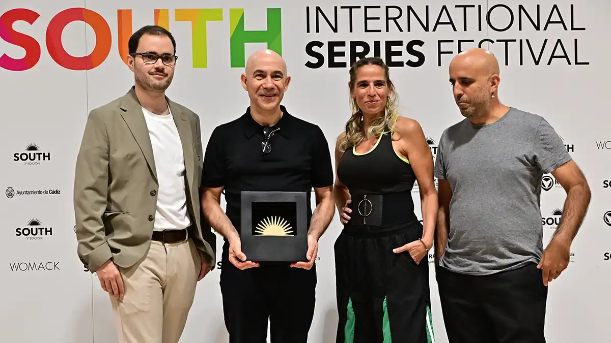 Jacobo Palomo, David G. Marcelo y Rocío Martín recogen el premio a 'Correos y telegrafos'. 