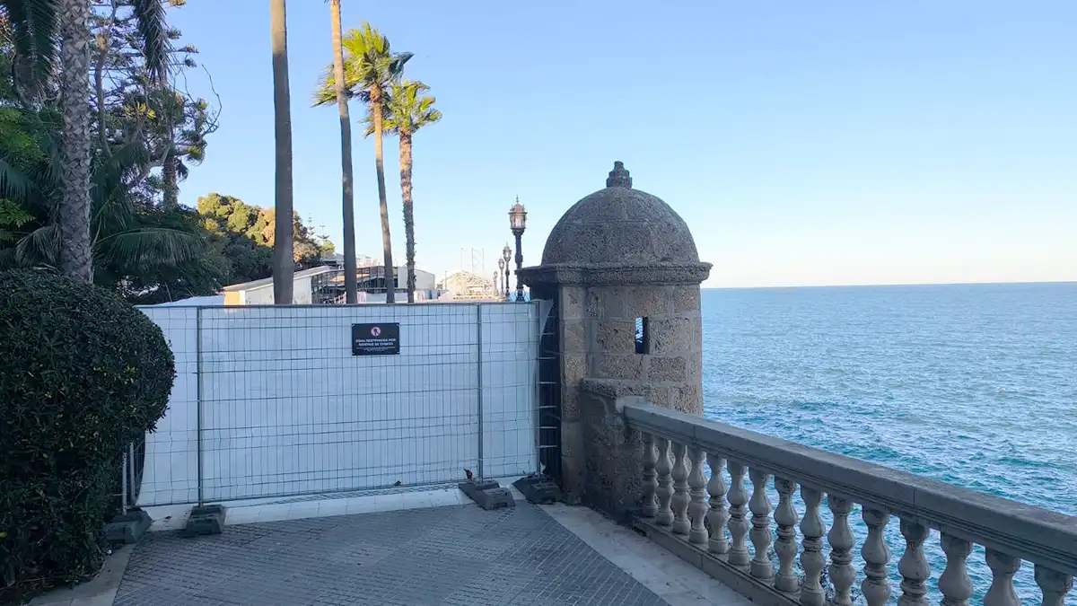 Una valla corta el paso en el paseo Carlos III, donde comienzan las instalaciones para Sail Go.