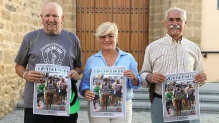 Organizadores, dos hombres y una mujer, sostienen el cartel del Cross de Rota en sus manos.