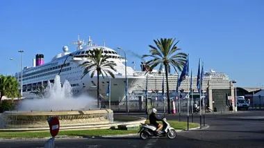 Crucero visto desde la Plaza Sevilla de Cádiz en un día despejado.