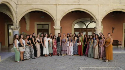 Grupo de jóvenes, Damas de las Fiestas de Rota, posando en el patio del Castillo de la Luna.