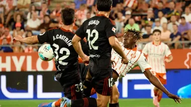 Dawda Camara en una acción con el Girona en el choque ante el Sevilla de la primera jornada.