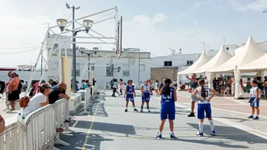 Niñas jugando en una cancha urbana en Rota.