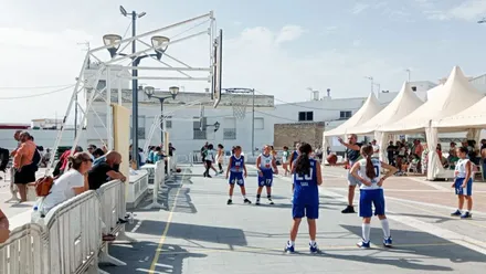 Niñas jugando en una cancha urbana en Rota.