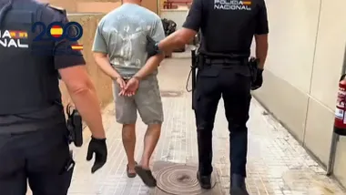 Un hombre esposado, custodiado por dos agentes de la Policía Nacional, entra en una comisaría de Cádiz tras ser detenido por su presunta implicación en los disturbios de la huelga del metal.