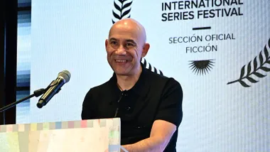 Carles Montiel, de pie frente a un atril, habla ante los medios en la sala del Palacio de Congresos de Cádiz.