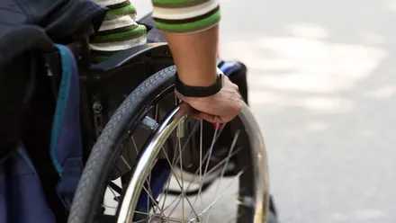 Persona en silla de ruedas.