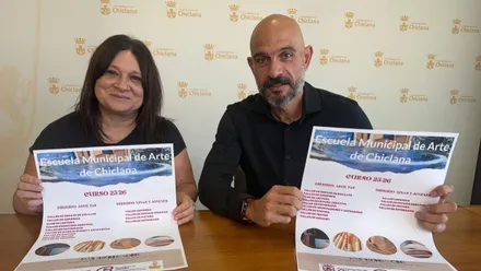 La delegada Susana Rivas y Rafael López sostienen en sus manos el cartel de los talleres.