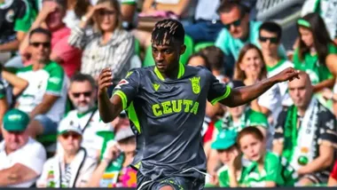El nuevo jugador del Cádiz CF Efe Aghama jugando con la AD ceuta el sábado en El Sardinero ante el Racing de Santander
