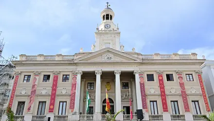 El Ayuntamiento ya luce banderolas del Cádiz Romana. Foto: Eylogio García.