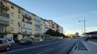 Imagen de la Avenida de la Sanidad Pública con pocos vehículos y cielo azul a primeras horas de la mañana de este jueves 4 de septiembre.