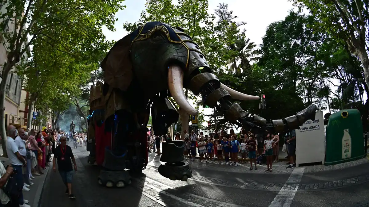 El espectacular elefante de Escipión avanza por la Avenida Carlos III. Foto: Eulogio García