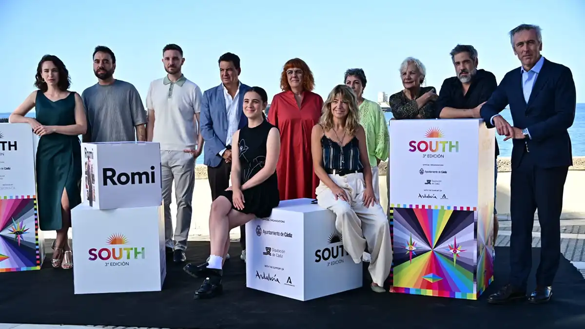 Varios intérpretes y productores posan agrupados en el Photocall, con el mar de fondo.