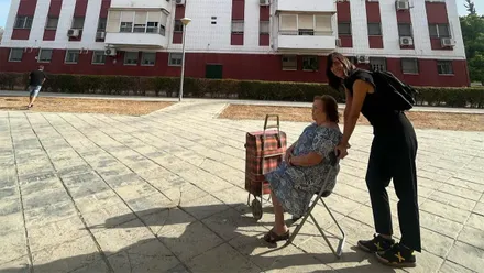 Imagen de la proyección del documental Ellas en la ciudad, dirigido por Reyes Gallegos, en el Teatro del Títere La Tía Norica, dentro de la colaboración de Alcances con South International Series Festival.