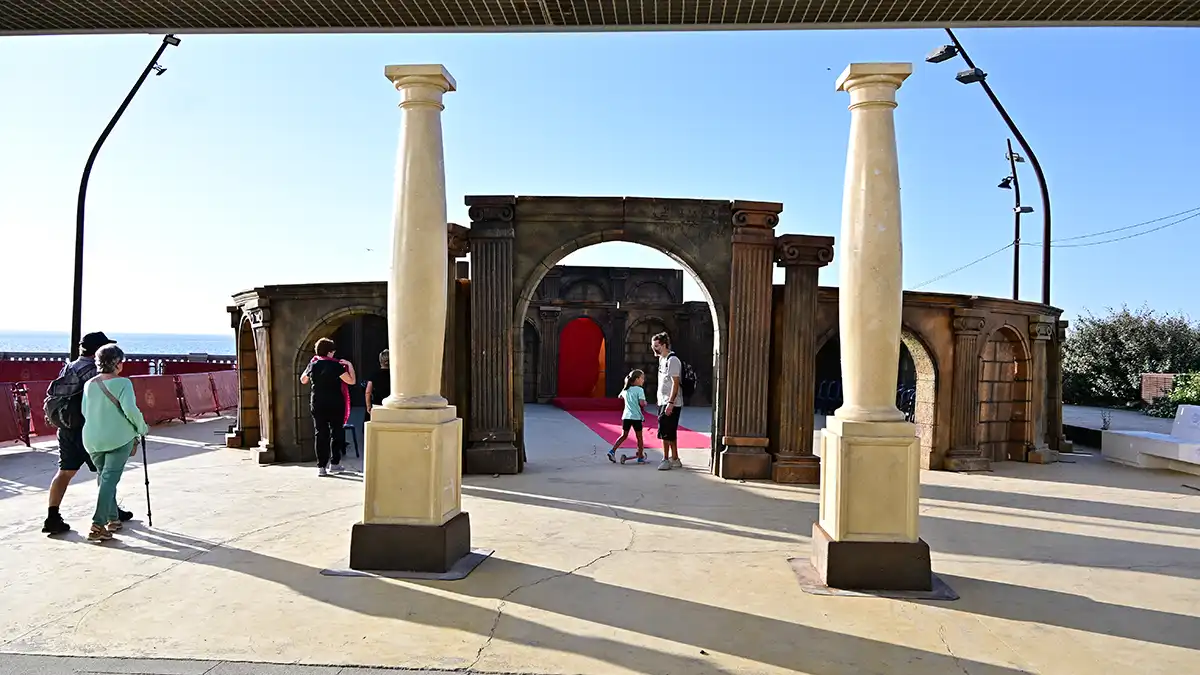 Estructura semicircular de madera decorada como anfiteatro romano y banderolas rojas con las siglas SPQR.