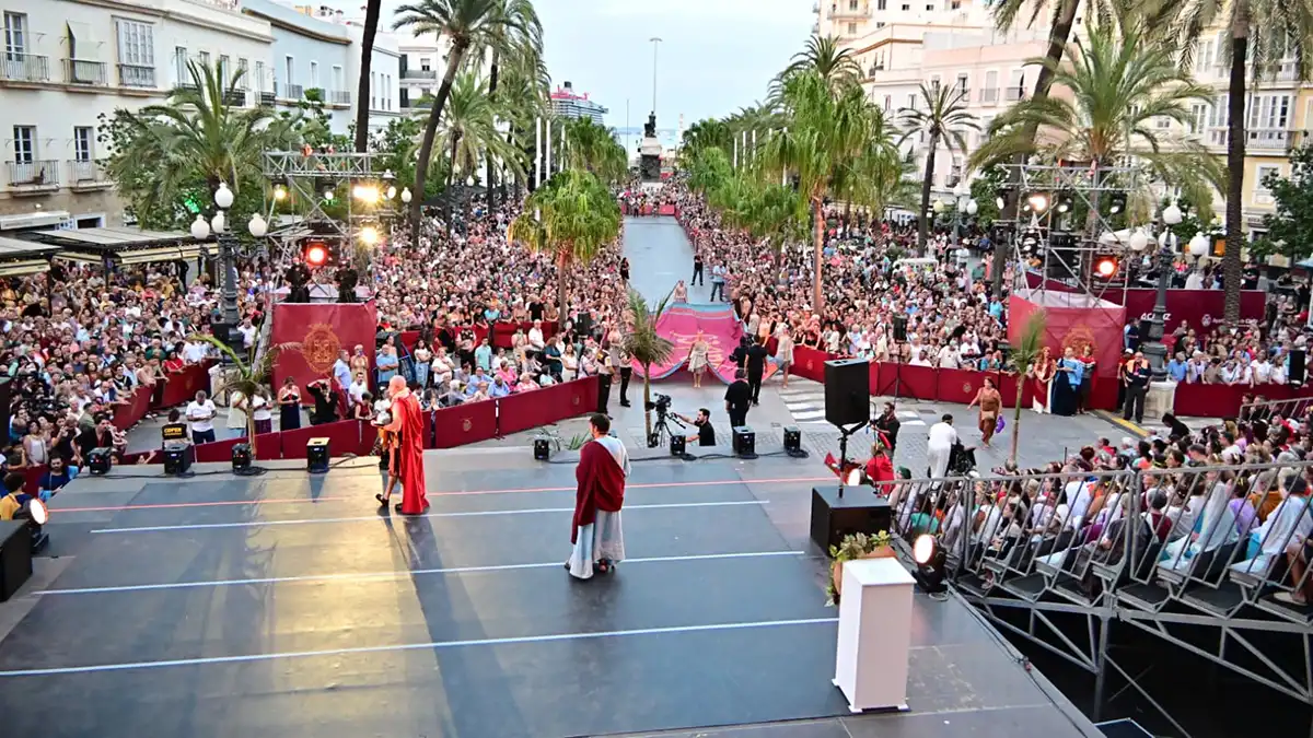 La Plaza de San Juan de Dios Registró una buena asistencia de público. Foto: Eulogio García.