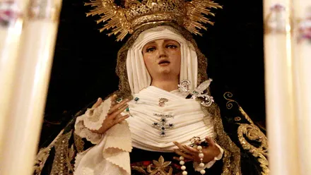 María Santísima de la Esperanza entre la candelería.