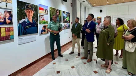 Momento en el que se explica una de las imágenes de la exposición, con las autoridades observando.