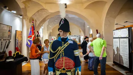 Uniforme militar en una de las salas del Castillo de San Romualdo en San Fernando.