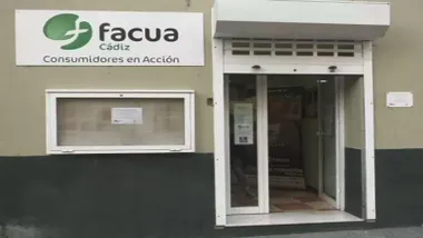 Fachada de uno de los puntos de atención de FACUA Cádiz.