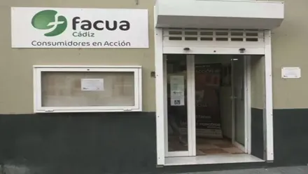 Fachada de uno de los puntos de atención de FACUA Cádiz.