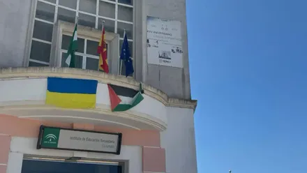 Fachada del IES Columela de Cádiz con las banderas de Ucrania y Palestina.
