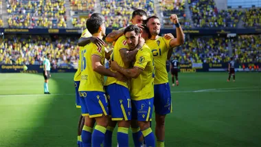 Los jugadores del Cádiz Cf felicitan a Suso por su gol, el 1-0 que supuso la victoria ante la SD Eibar. Foto: Cádiz CF.