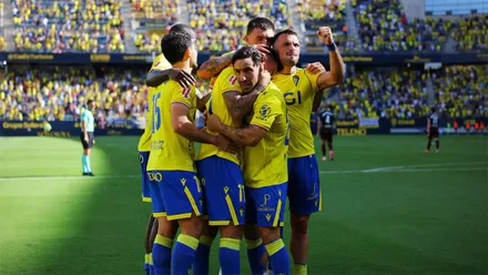 Los jugadores del Cádiz Cf felicitan a Suso por su gol, el 1-0 que supuso la victoria ante la SD Eibar. Foto: Cádiz CF.