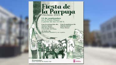 Cartel de la Fiesta de la Parpuja y tras el mismo la Plaza Mayor.