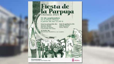 Cartel de la Fiesta de la Parpuja y tras el mismo la Plaza Mayor.